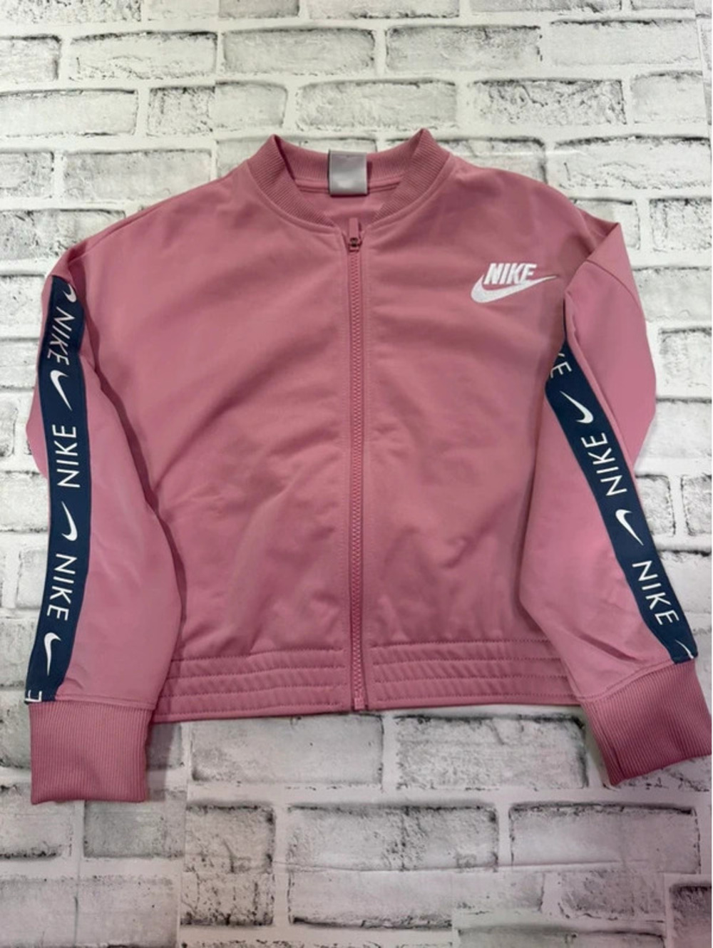 Girl’s Nike pink full zip lightweight jacket size Medium
